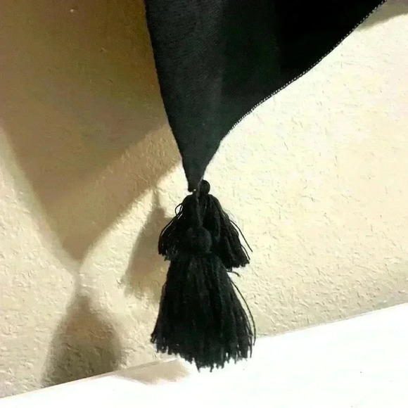 Ann Taylor Gray Black Tassel Cape Poncho Cozy Wrap One Size - Picture 4 of 8